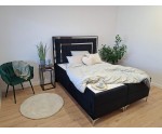 Bequemes PREMIUM-Bett in Extragröße 200x220 cm, Ehebett, Hotelbett, hohes Kopfteil mit Zierleisten, BERLIN 1M