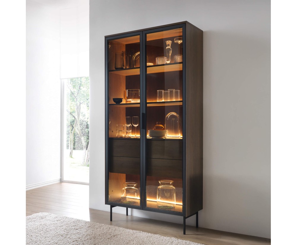 Hohe Glasvitrine mit Regalen und Schubladen, verglaste Fronten, Eiche Dunin, SOLARIS 2D2S Glas + LED Hohe Glasvitrine mit Regalen und Schubladen, verglaste Fronten, Eiche Dunin, SOLARIS 2D2S Glas + LED