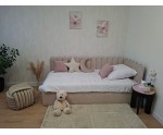 Polsterbett 90x200 cm RECHTS mit Kopfteil im Zaun-Design und Bettkasten, Stoff Riviera 06 hellbeige, Jugendbett LILO SM 02