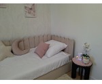 Polsterbett 90x200 cm RECHTS mit Kopfteil im Zaun-Design und Bettkasten, Stoff Riviera 06 hellbeige, Jugendbett LILO SM 02