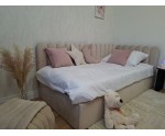 Polsterbett 90x200 cm RECHTS mit Kopfteil im Zaun-Design und Bettkasten, Stoff Riviera 06 hellbeige, Jugendbett LILO SM 02