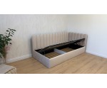 Polsterbett 90x200 cm RECHTS mit Kopfteil im Zaun-Design und Bettkasten, Stoff Riviera 06 hellbeige, Jugendbett LILO SM 02