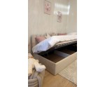 Polsterbett 90x200 cm RECHTS mit Kopfteil im Zaun-Design und Bettkasten, Stoff Riviera 06 hellbeige, Jugendbett LILO SM 02