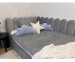 Polsterbett 120x200 cm LINKS mit Paneelen im Zaun-Design und Bettkasten, Stoff Riviera 82 Asche, Jugendbett LILO SM 02