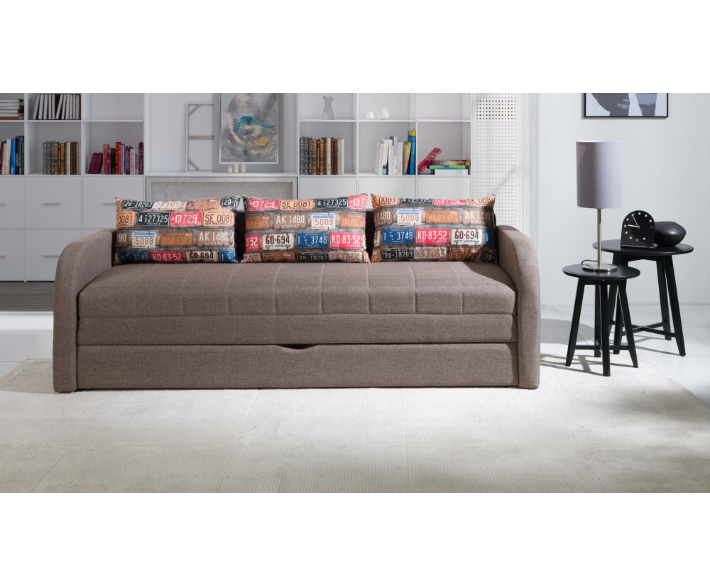 Sofa mit mehreren losen Rückenkissen und gepolsterter Rückenpartie